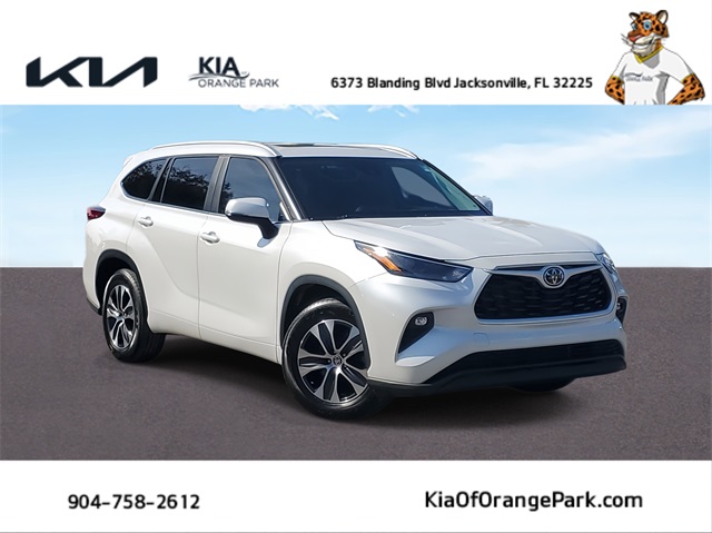 2023 Toyota Highlander XLE photo 2