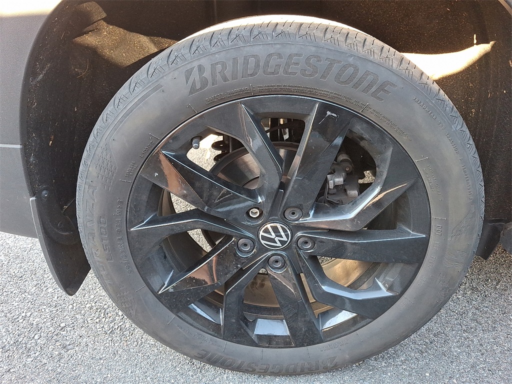 2023 Volkswagen Taos SE photo 3