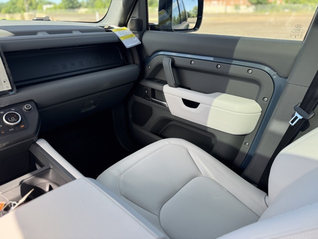 2025 Land Rover Defender 110 S photo 11