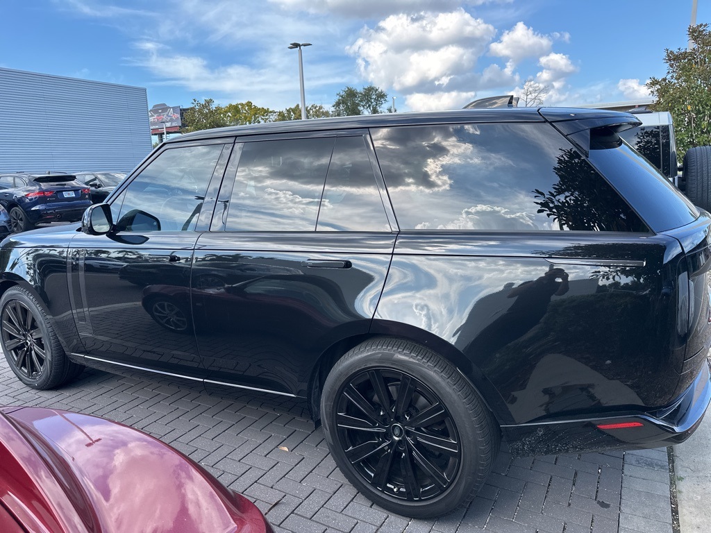 2023 Land Rover Range Rover SE photo 2