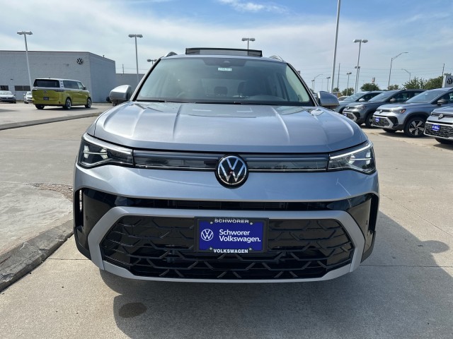 2025 Volkswagen Taos SEL photo 4