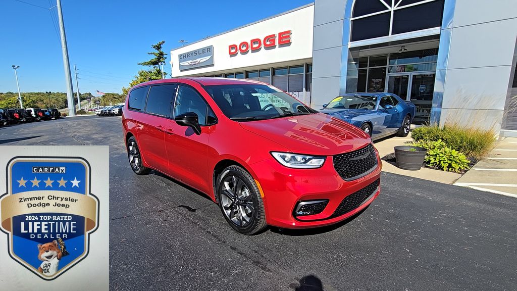 2026 Chrysler Pacifica Select's photo