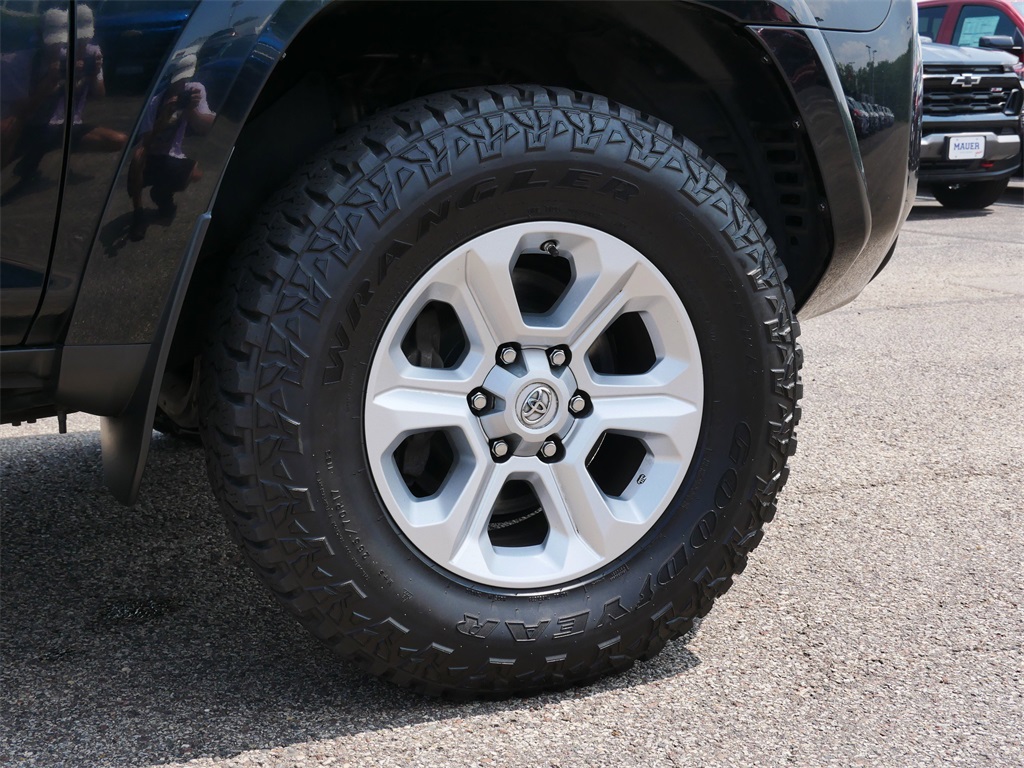 2020 Toyota 4Runner SR5 photo 9