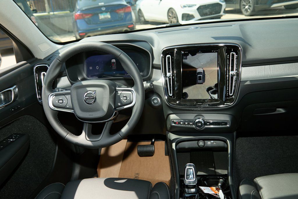 2026 VOLVO XC40 - Image 18