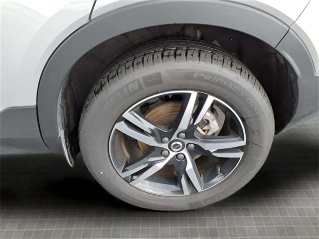 2025 Volvo XC40 Core photo 2