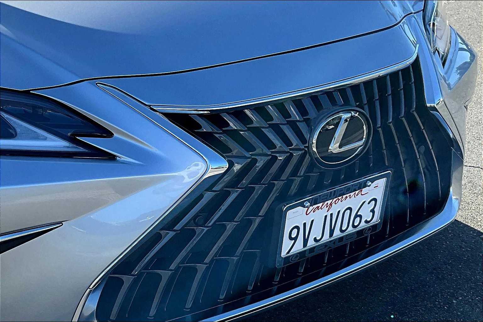 2025 Lexus ES 300h photo 27