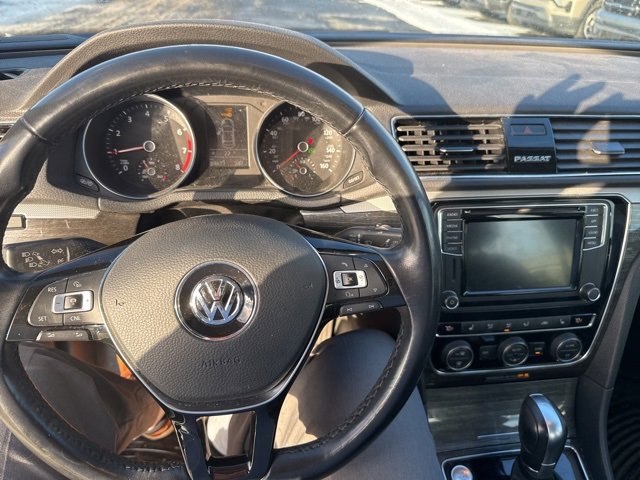 2018 Volkswagen Passat SE's photo