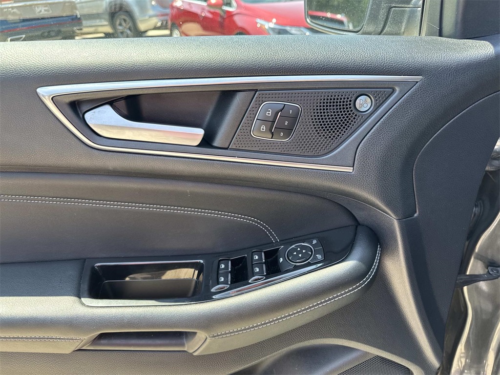 2020 Ford Edge Titanium photo 17