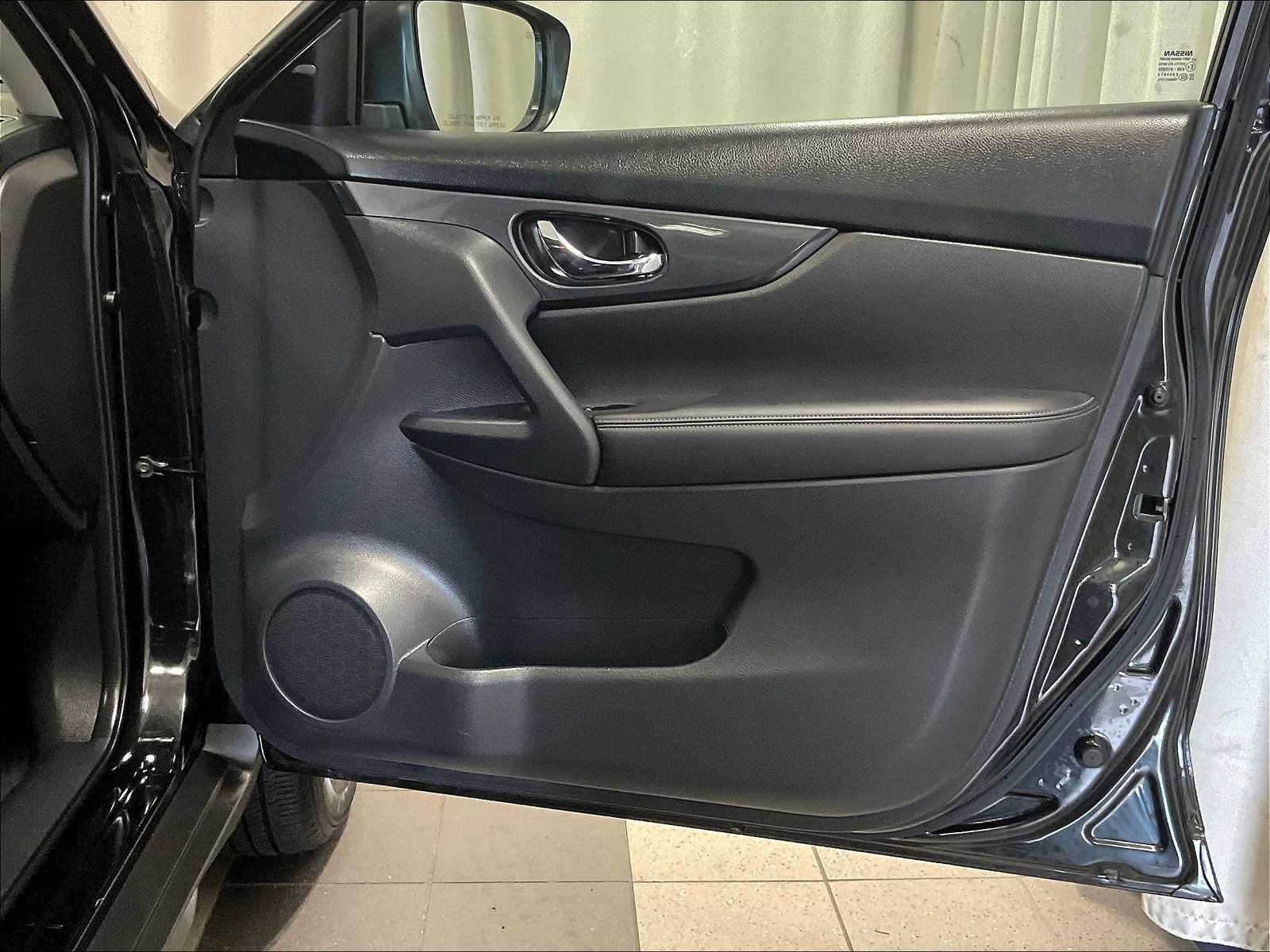 2019 Nissan Rogue SV photo 12