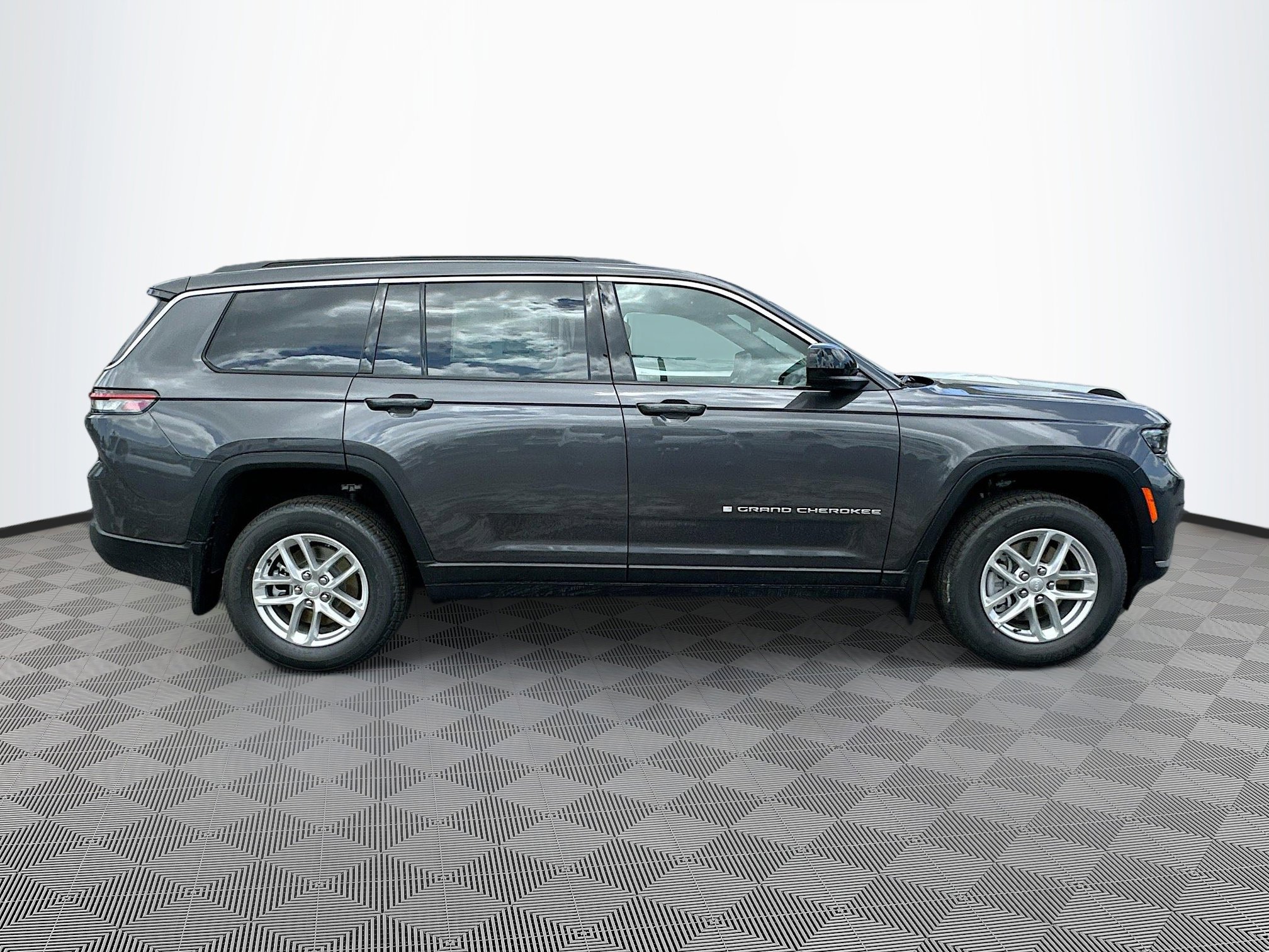2025 Jeep Grand Cherokee Laredo photo 2