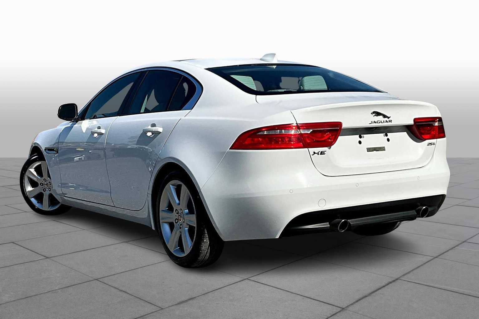 2017 Jaguar XE Premium photo 10