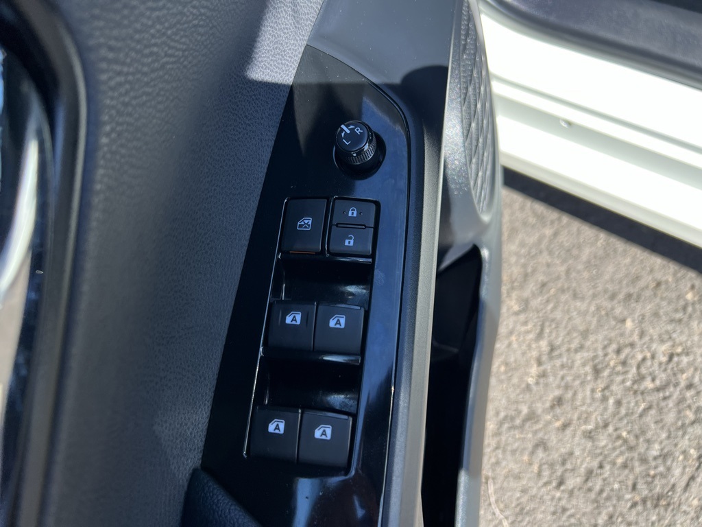 2016 Toyota Prius Four photo 9