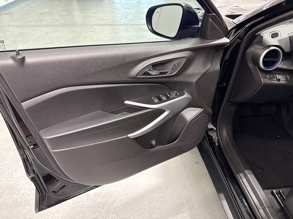 2025 Chevrolet Trax LS photo 11