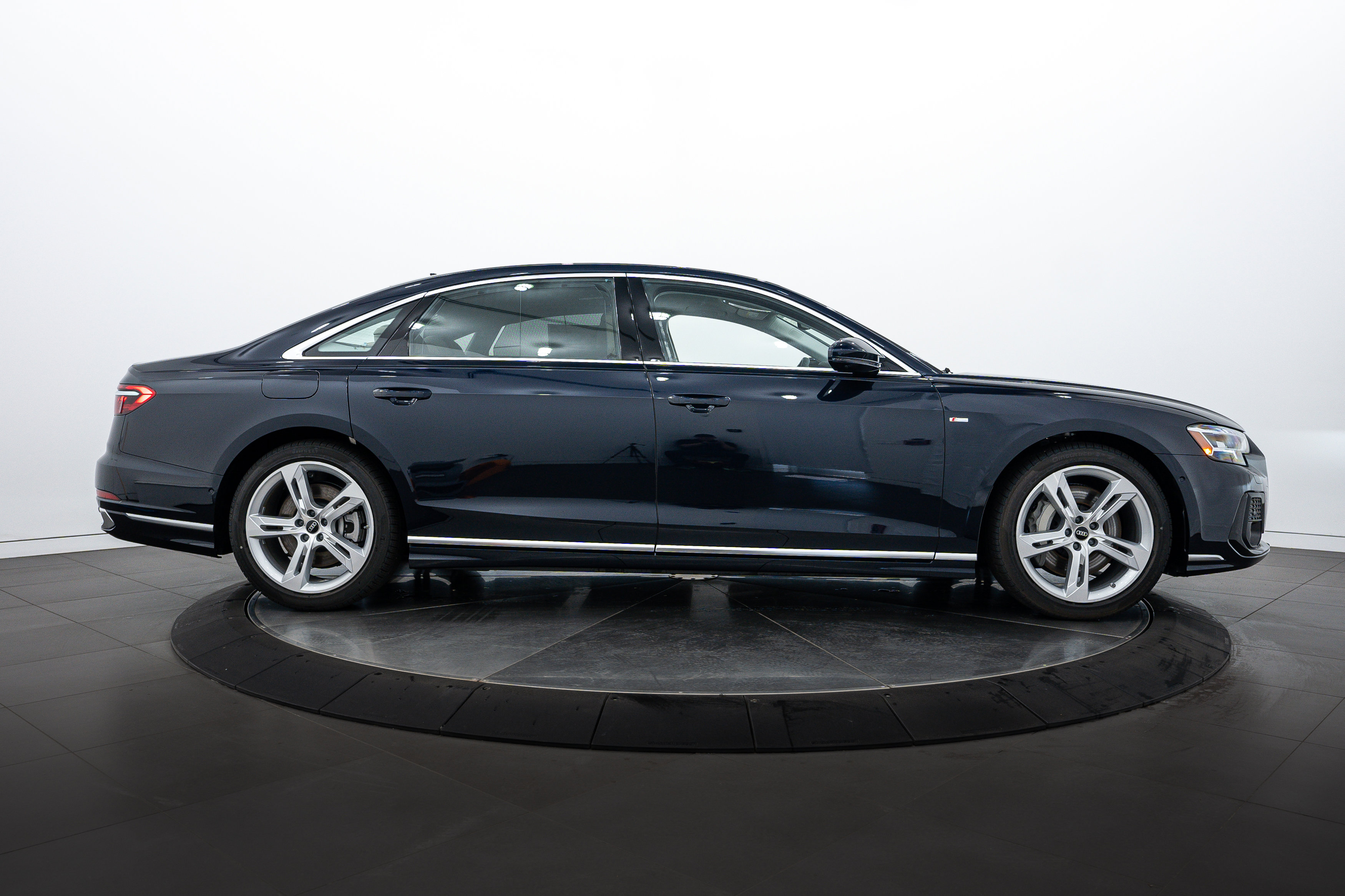 2025 Audi A8 L 55 photo 3
