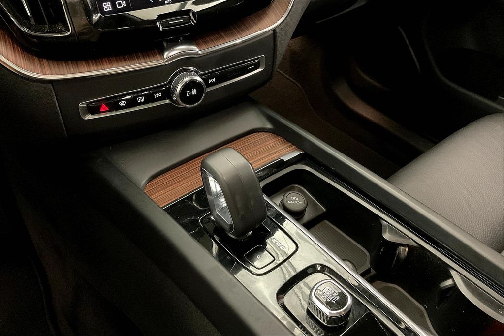 2023 Volvo XC60 B5 Plus photo 30