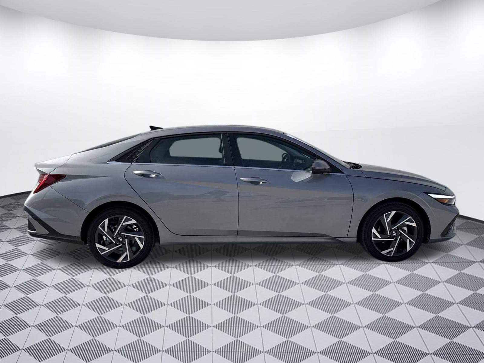 2025 Hyundai Elantra Limited photo 2