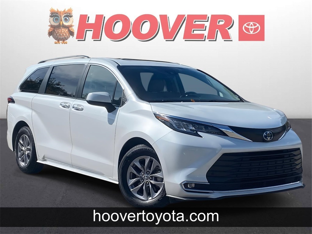 2022 Toyota Sienna XLE's photo