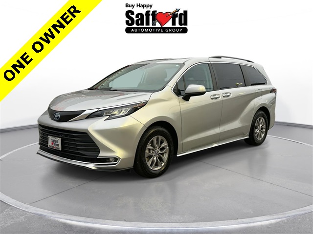 2023 Toyota Sienna XLE's photo
