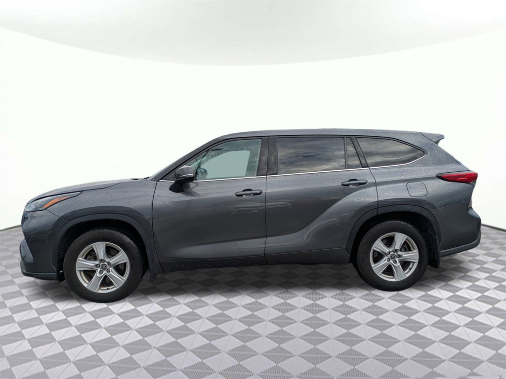 2022 Toyota Highlander LE photo 4