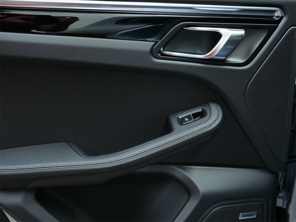 2025 Porsche Macan T photo 12