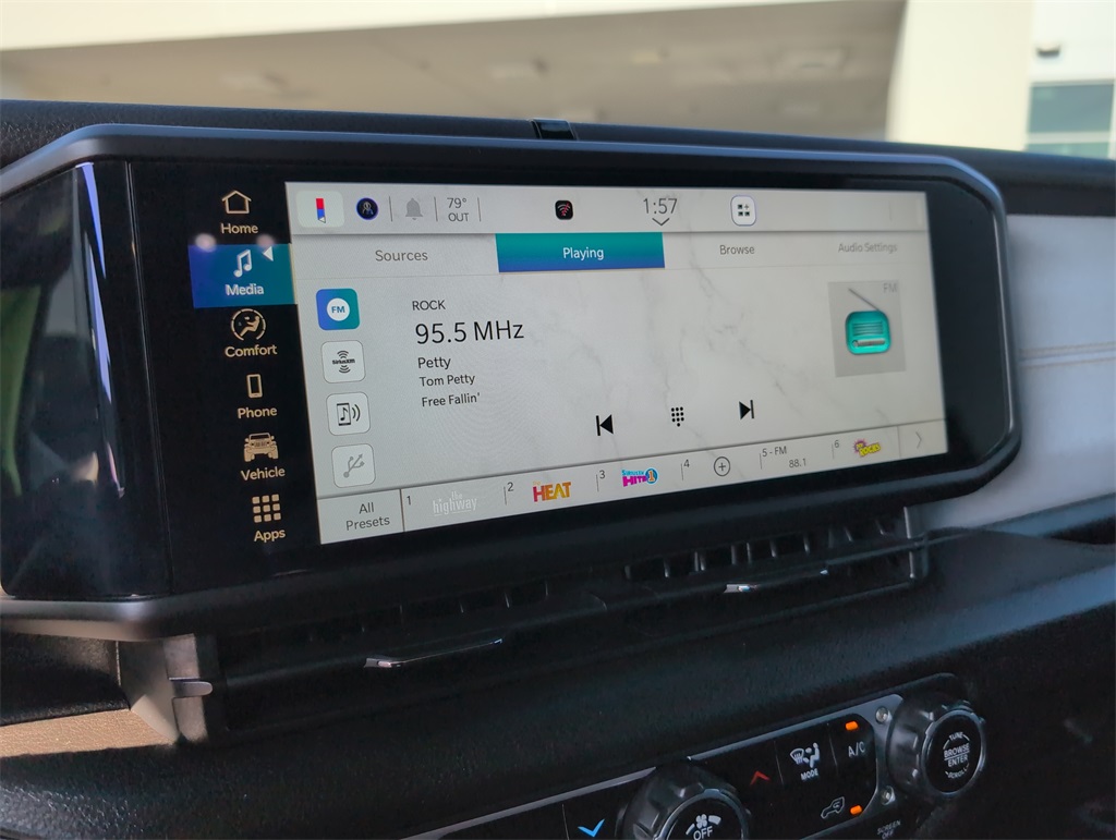 2025 Jeep Wrangler photo 11