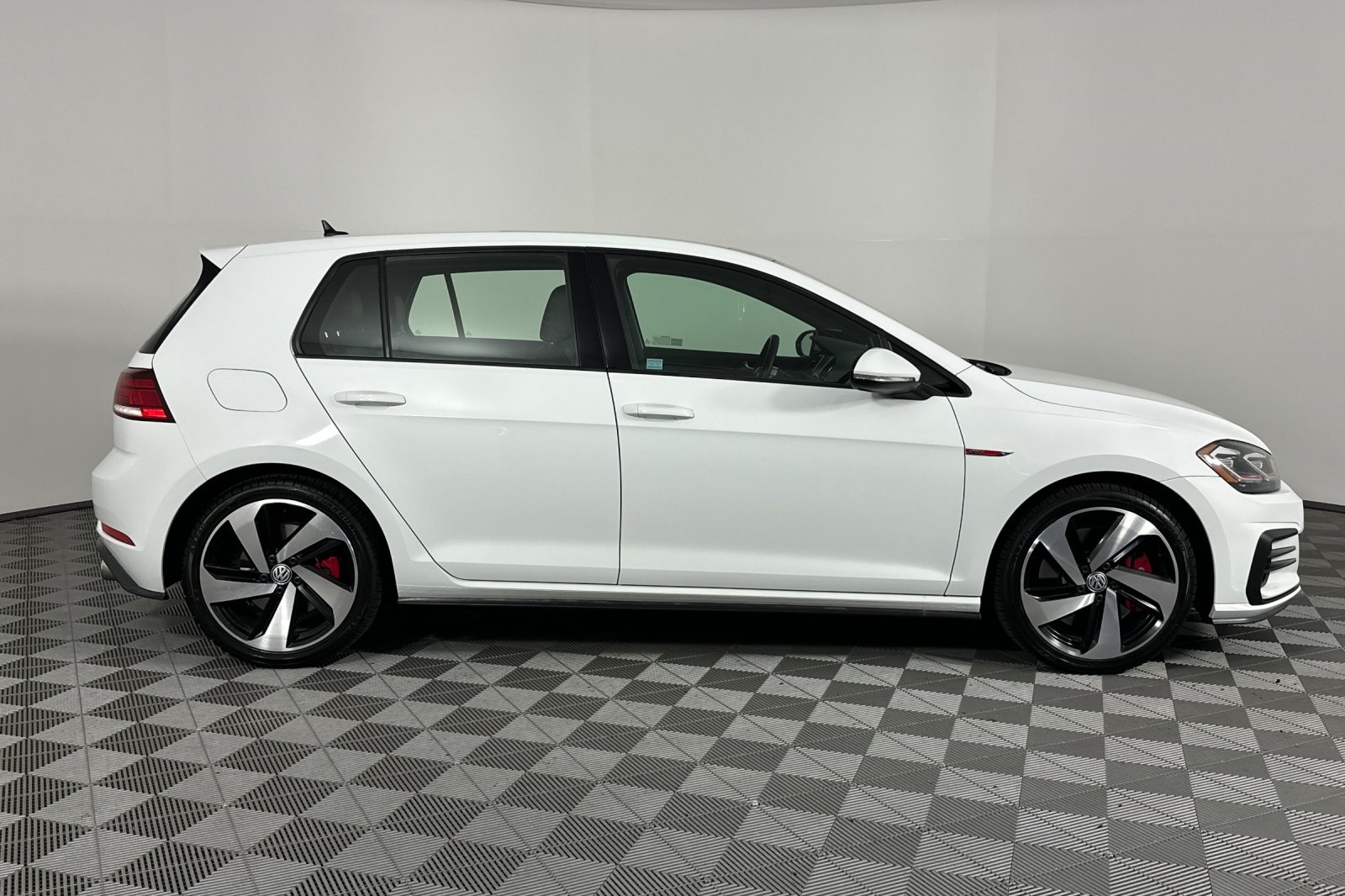 2019 Volkswagen Golf GTI SE photo 3