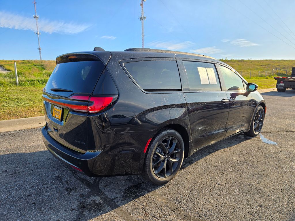 2025 Chrysler Pacifica Limited photo 3