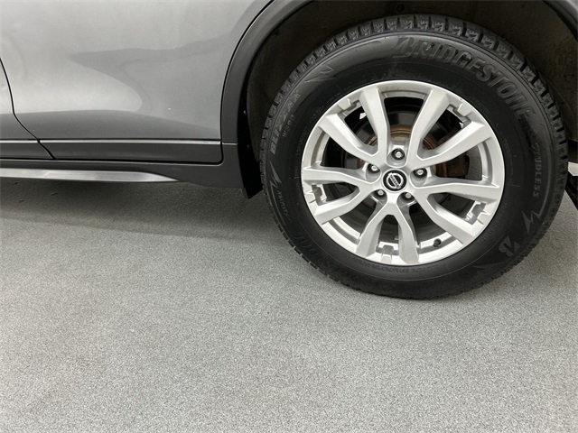 2017 Nissan Rogue SV photo 5