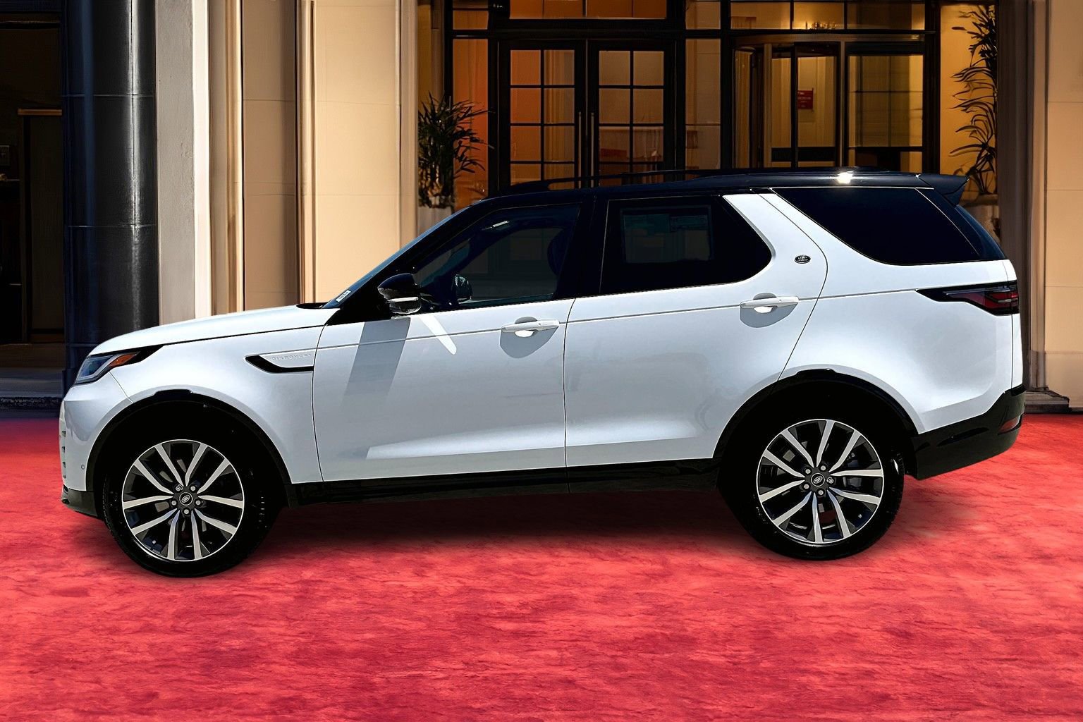 2025 Land Rover Discovery P360 Dynamic SE photo 3