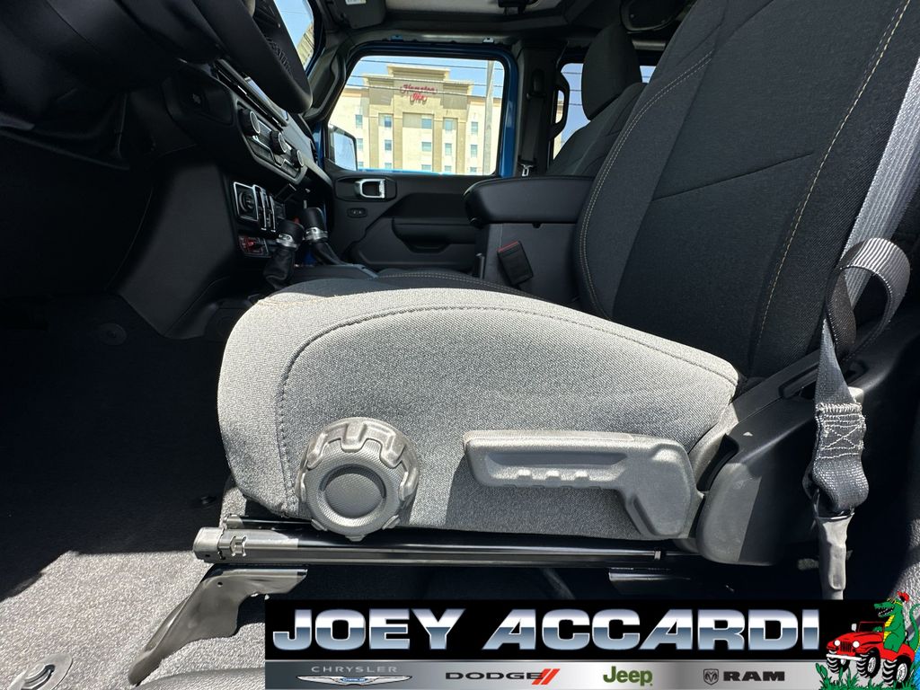 2025 Jeep Gladiator Willys photo 11