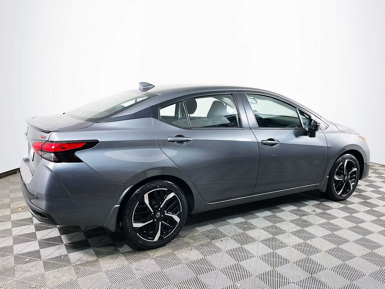 2024 Nissan Versa SR photo 4