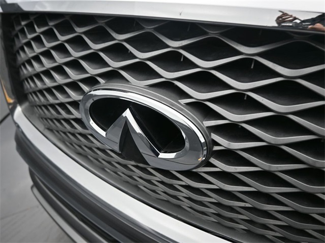 2019 Infiniti QX80 Luxe photo 18