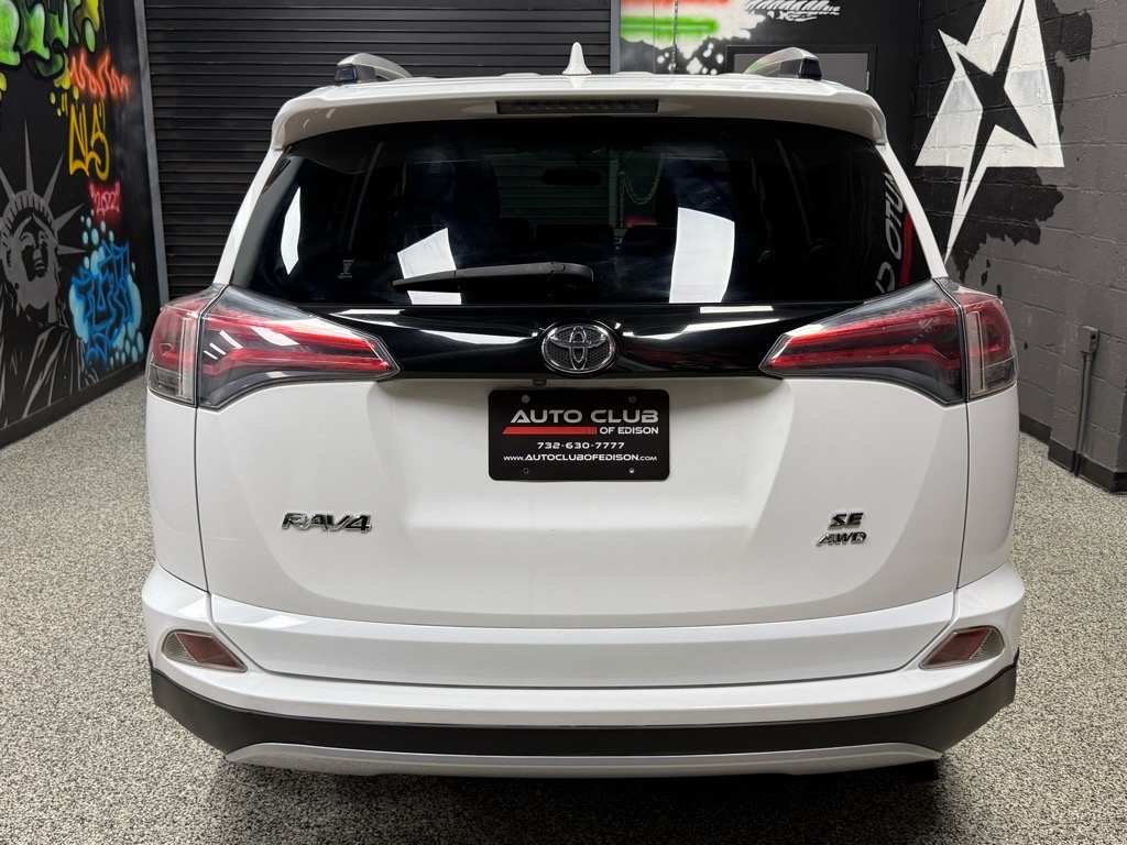 2016 Toyota RAV4 SE photo 4