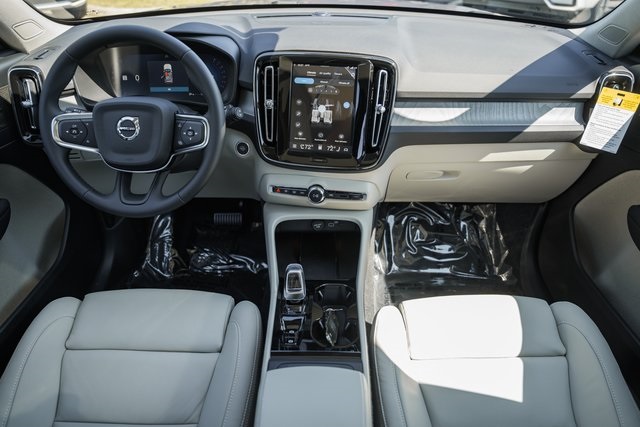 2026 Volvo XC40 Plus photo 18