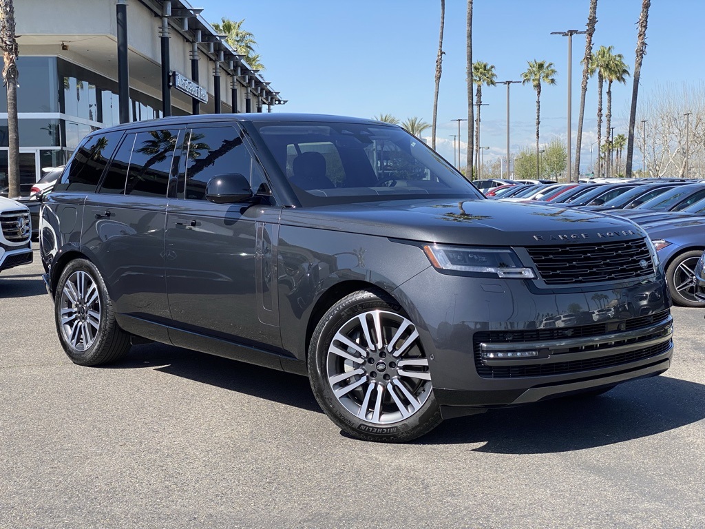 Used 2023 Gray Land Rover SE image 1