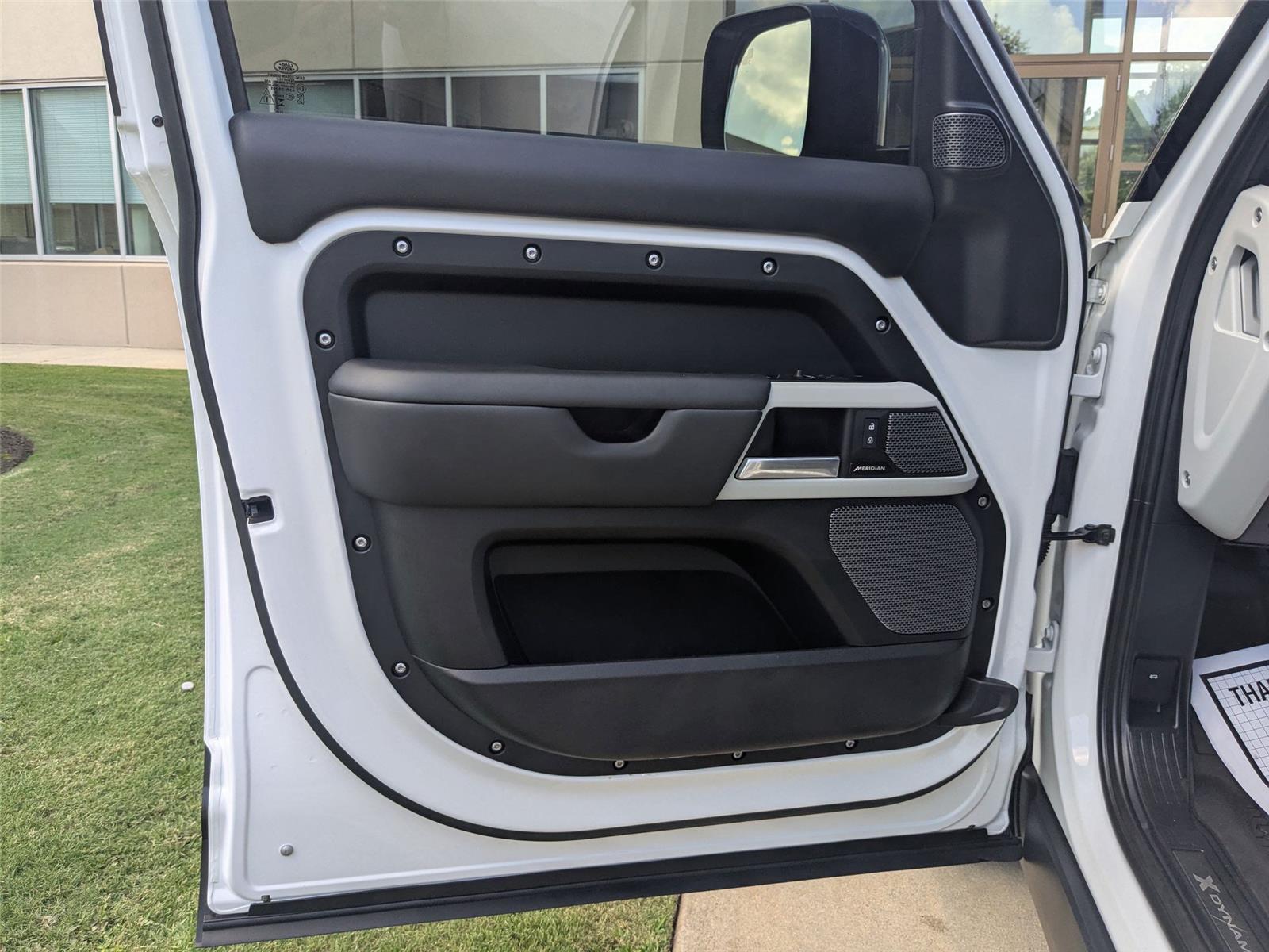 2024 Land Rover Defender X-Dynamic SE photo 10