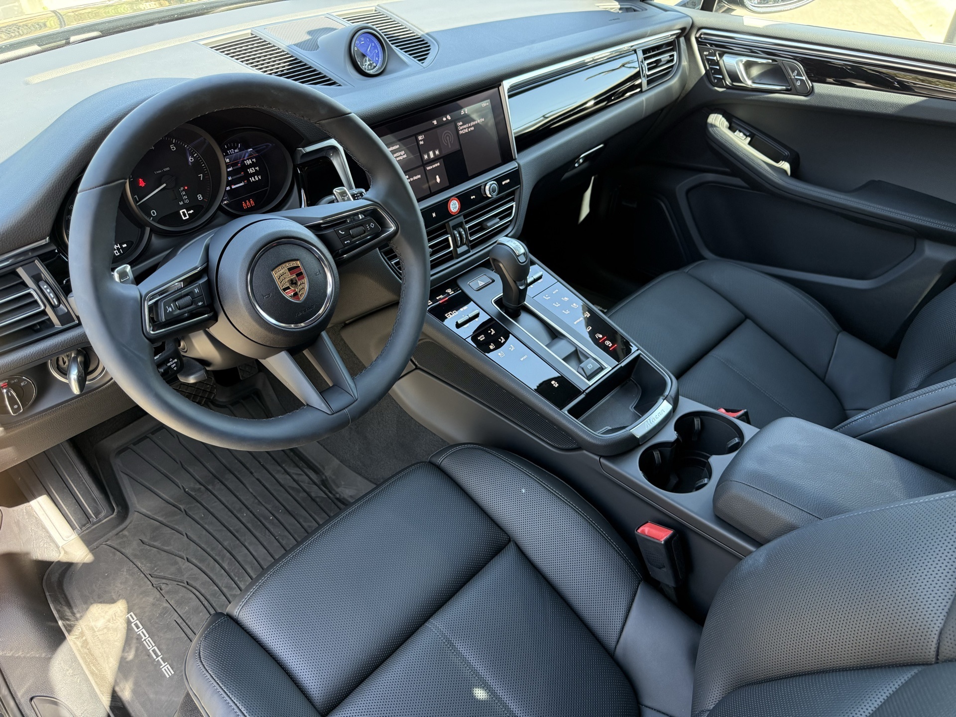 2025 Porsche Macan T photo 2