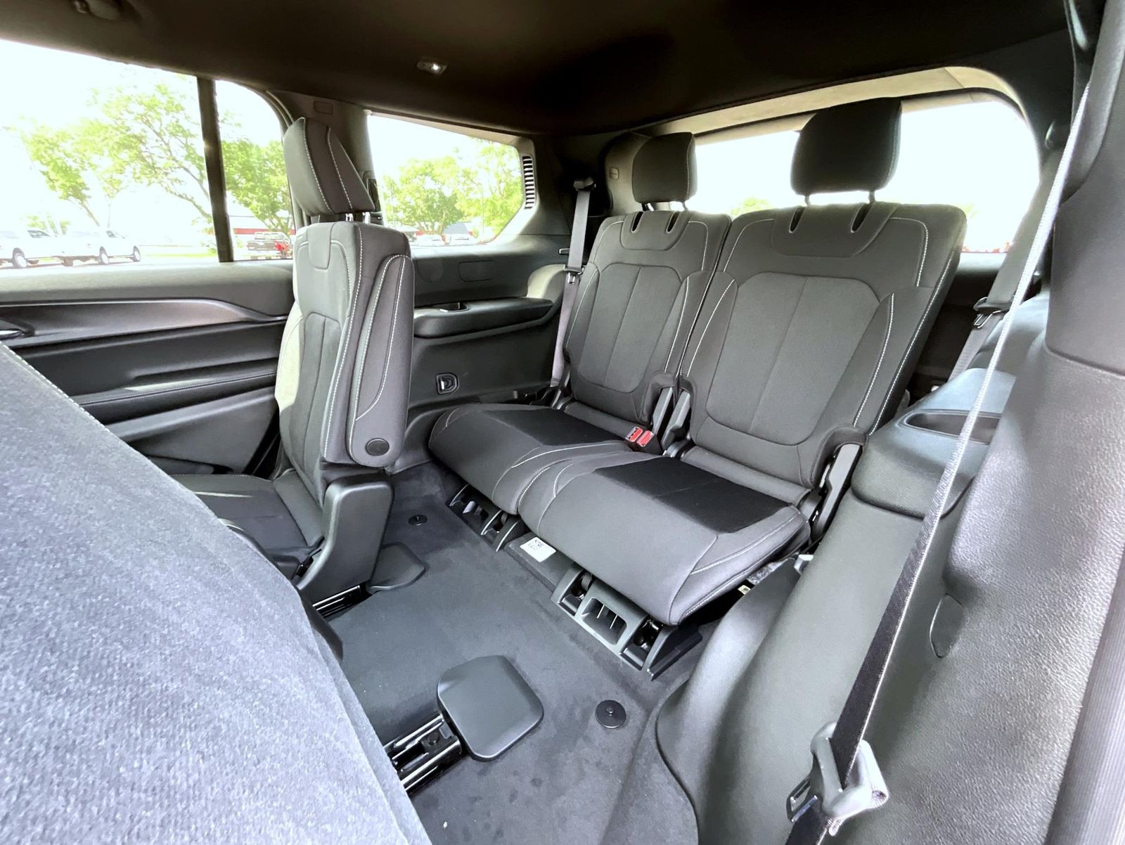2025 Jeep Grand Cherokee Laredo photo 13
