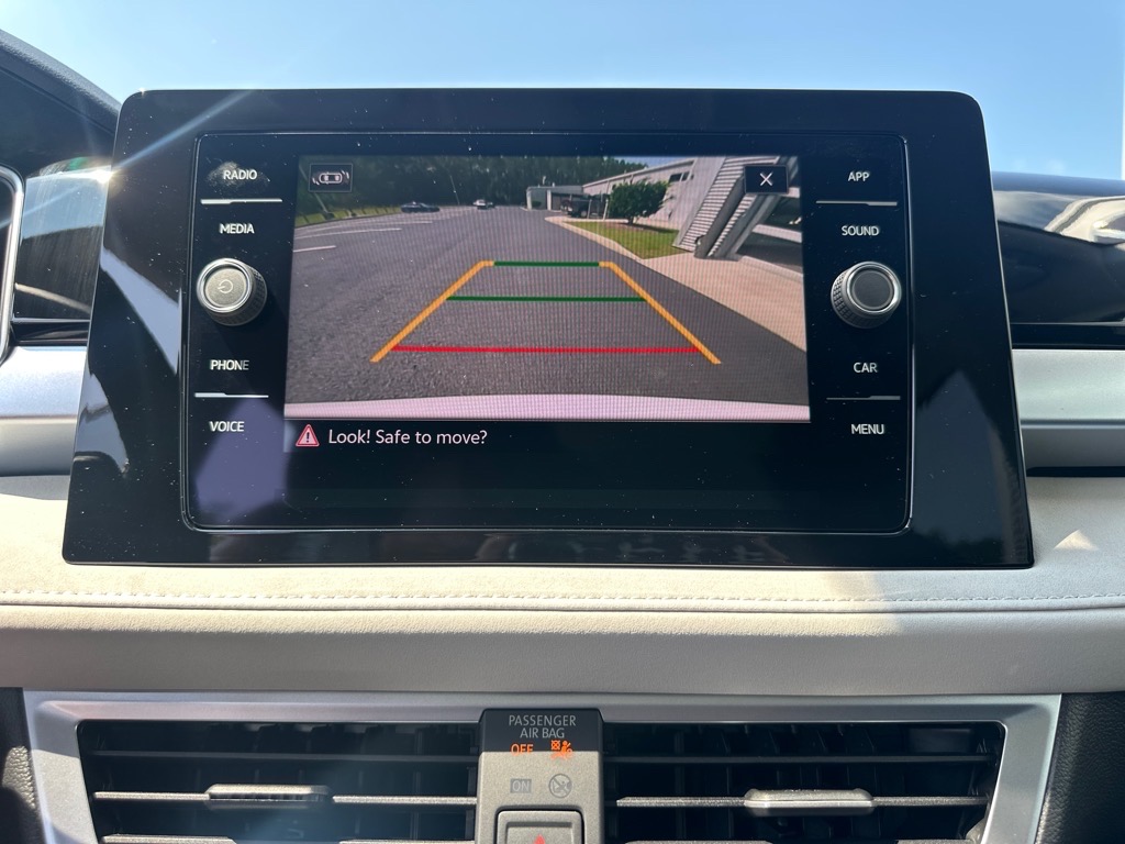 2025 Volkswagen Taos SE photo 3