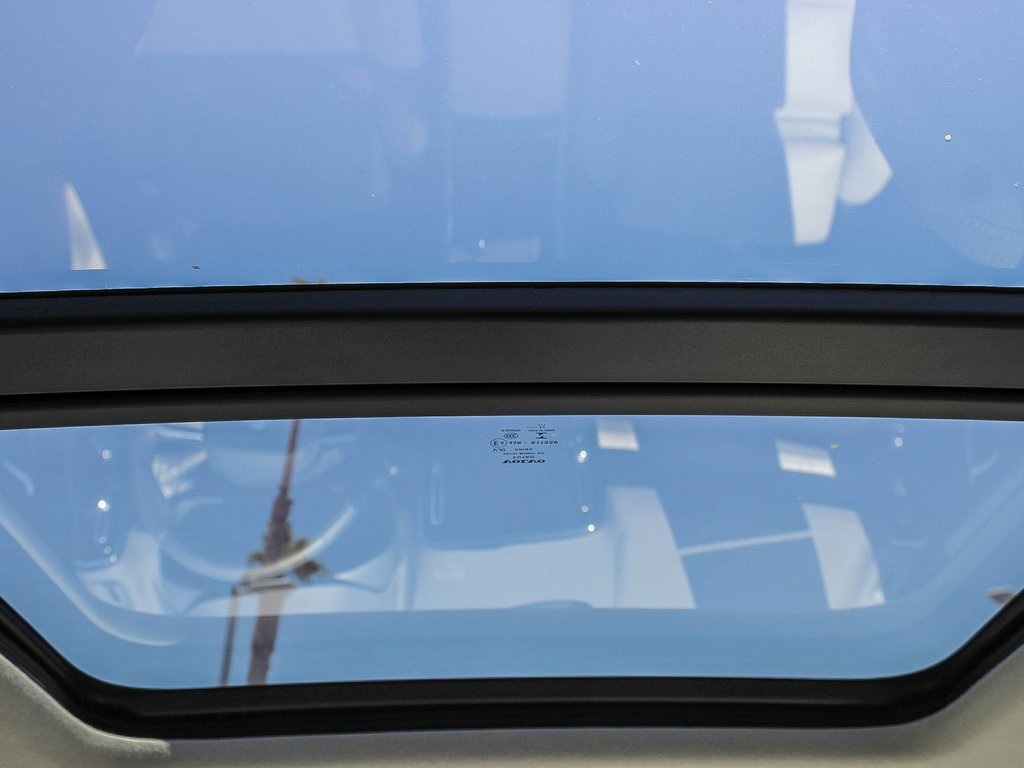 2023 Volvo XC40 Plus photo 16