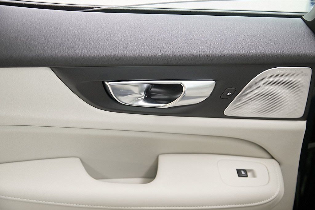 2024 VOLVO S60 - Image 19