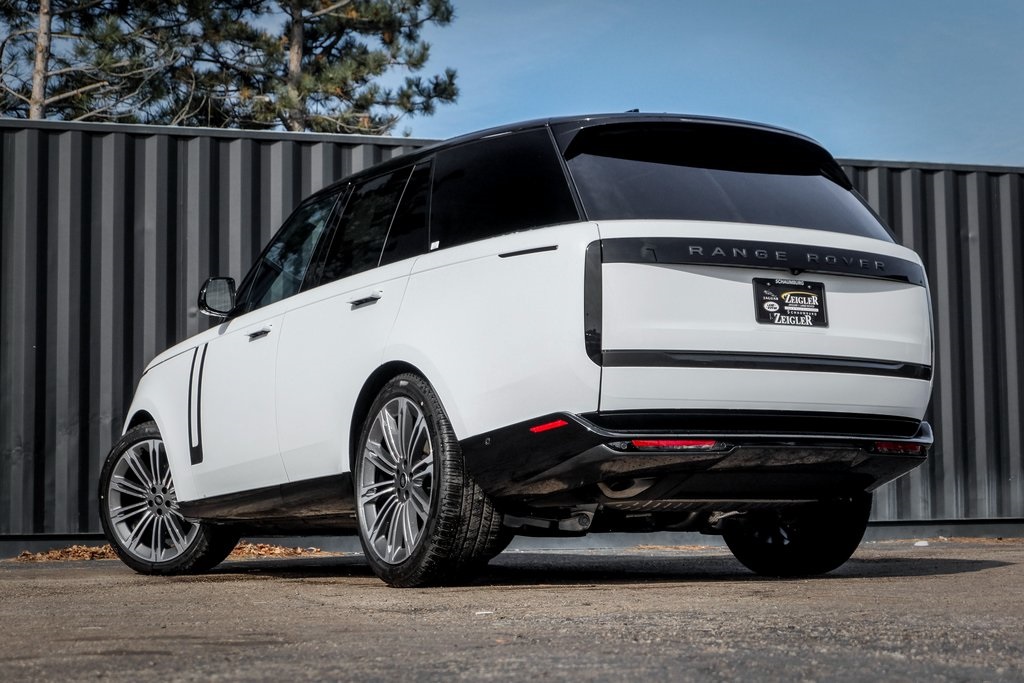 2025 Land Rover Range Rover SE photo 3