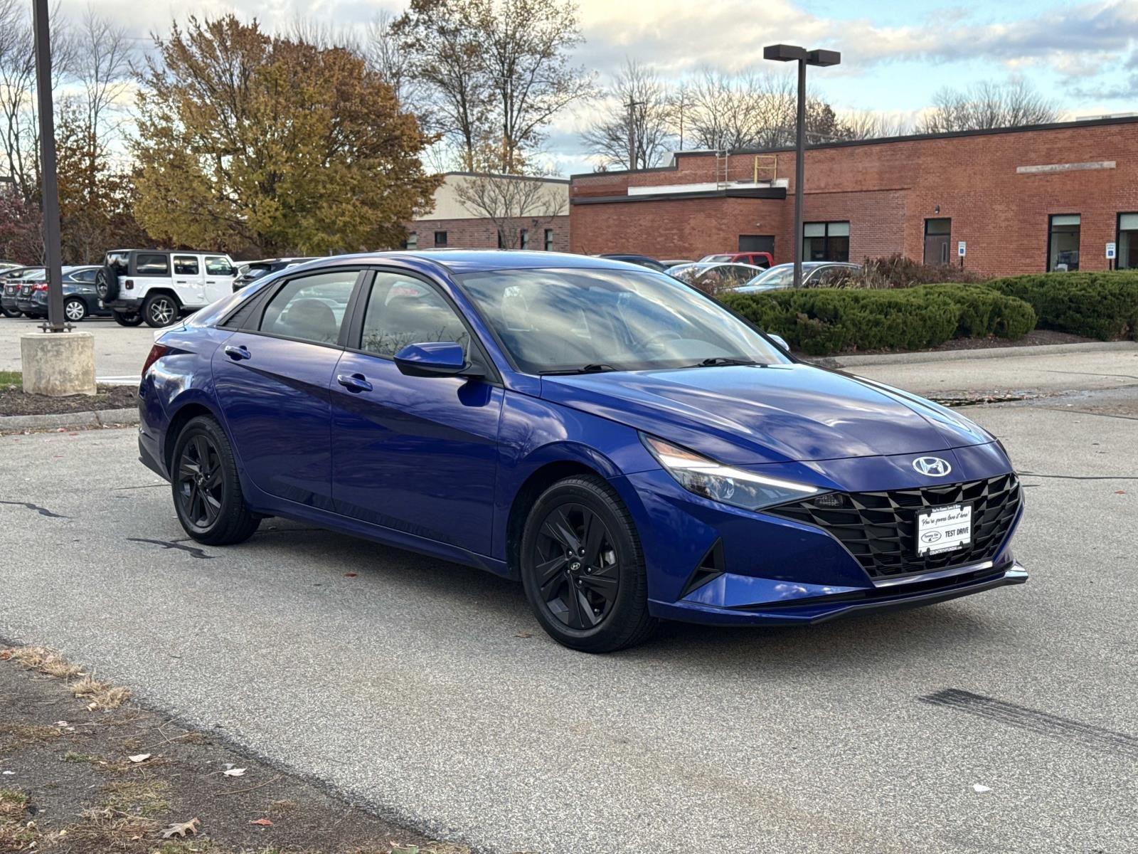 2023 Hyundai Elantra SEL photo 3