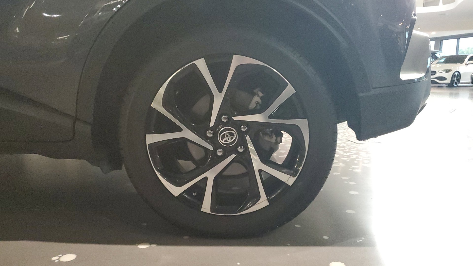 2022 Toyota C-HR XLE photo 6