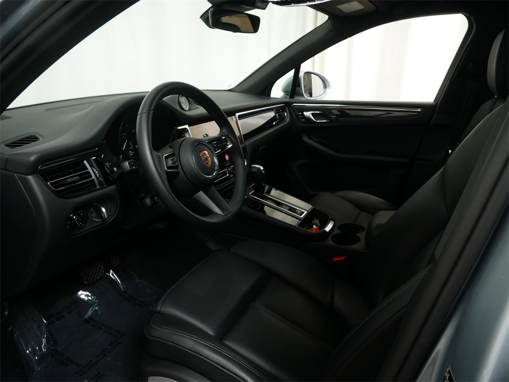 2024 Porsche Macan T photo 4