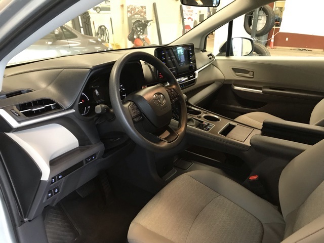 2024 Toyota Sienna LE photo 12