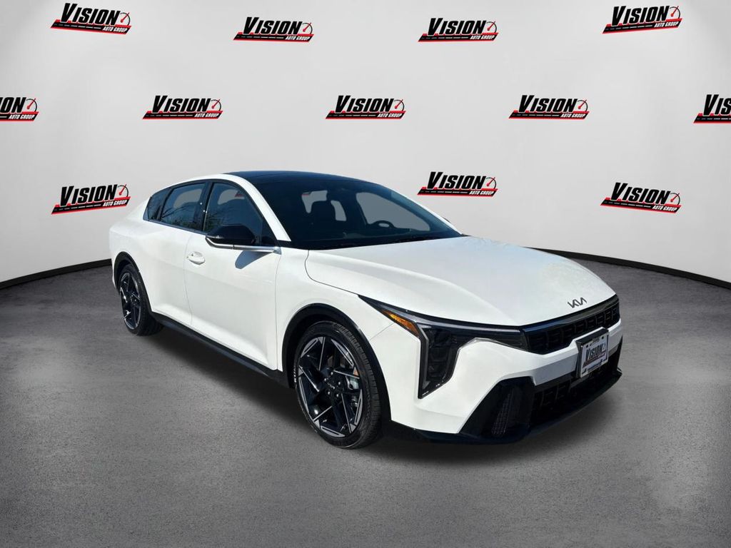 2025 Kia K4 GT-Line photo 3