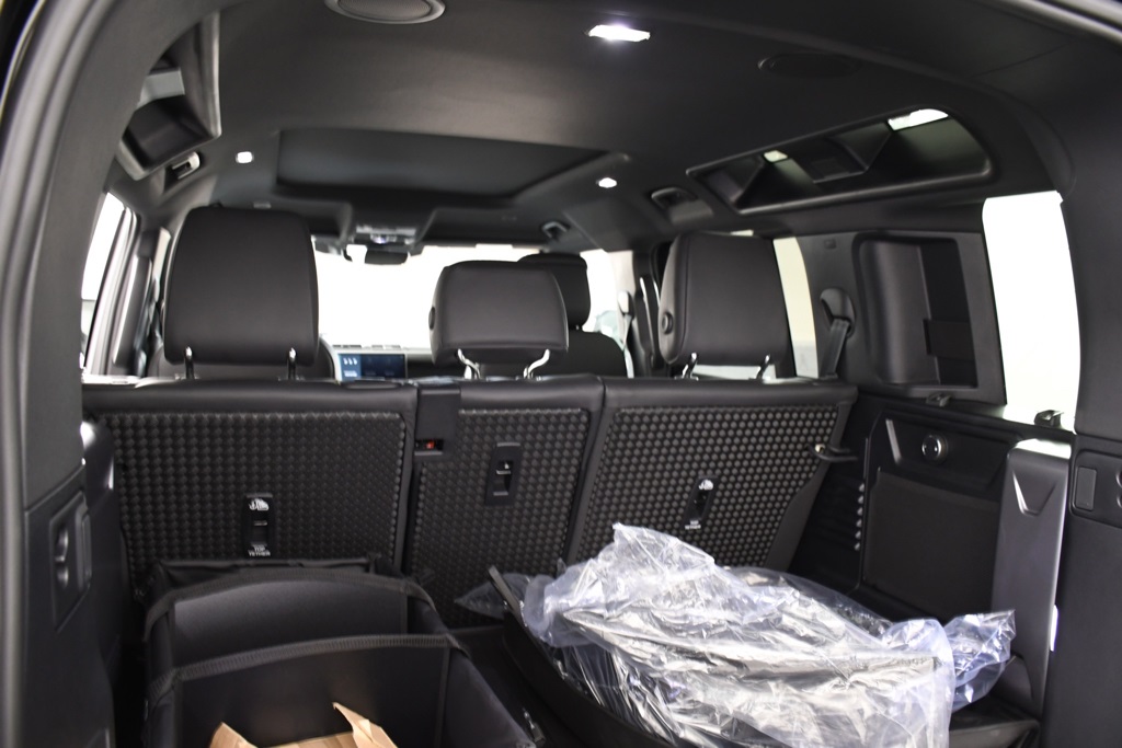 2025 Land Rover Defender 110 X-Dynamic SE photo 25
