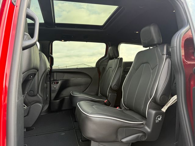 2026 Chrysler Pacifica Limited photo 5
