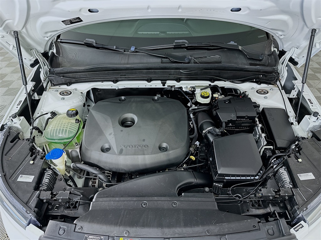 2021 Volvo XC40 R-Design photo 28